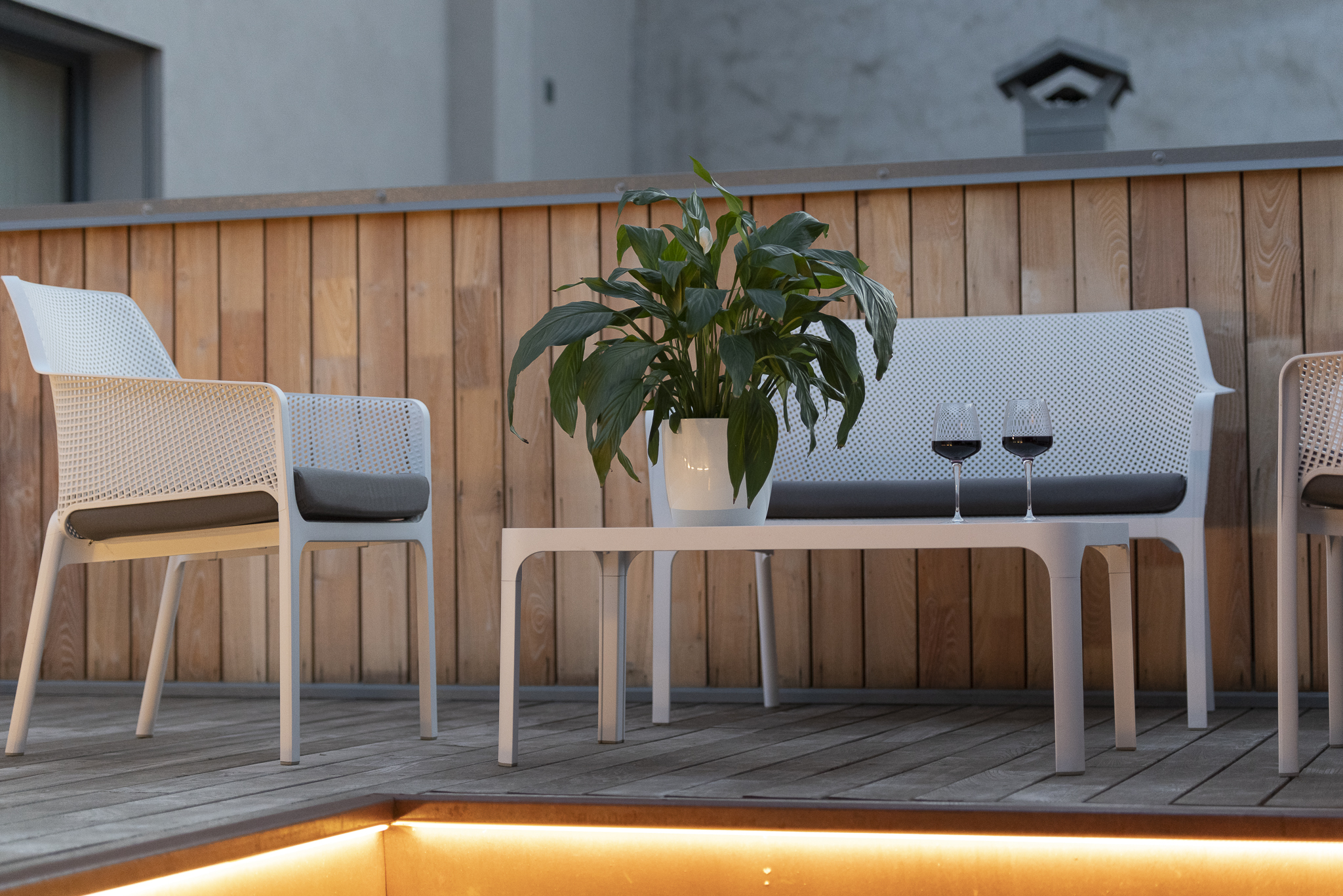 Terrazzo con tavolini, sedie e divanetti rendono le vostre vavanze indimenticabili